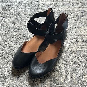 Gentle Souls Women's Black Leather Flats
